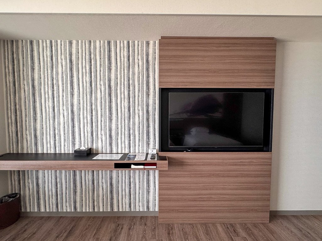 テレビも大きく、HDMIケーブルもあったので、ホテルステイで映画を観るのにおすすめです。