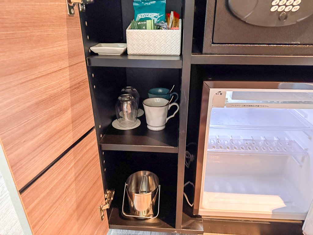 コーヒー、紅茶は無料で頂けます。冷蔵庫の中には何もありませんでした。車で3分、徒歩15分くらいの場所に、ピエリというショッピングモールの中にスーパーがあるので、そちらで晩酌用などにドリンクを購入してくる事をお勧めします。