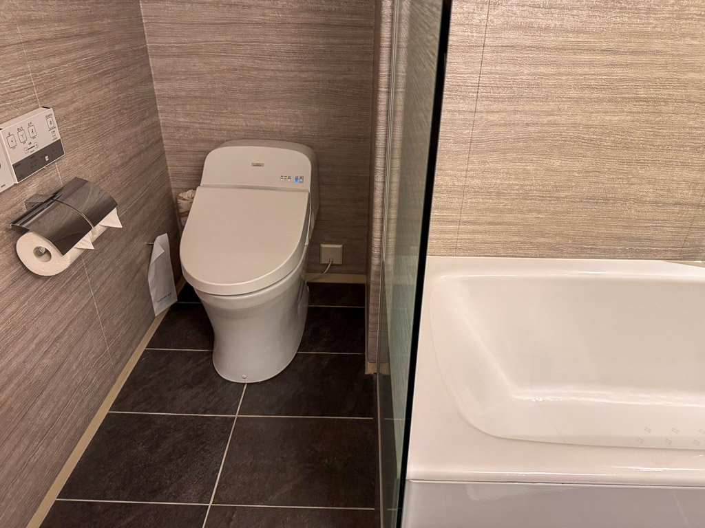 横にはトイレがあります。