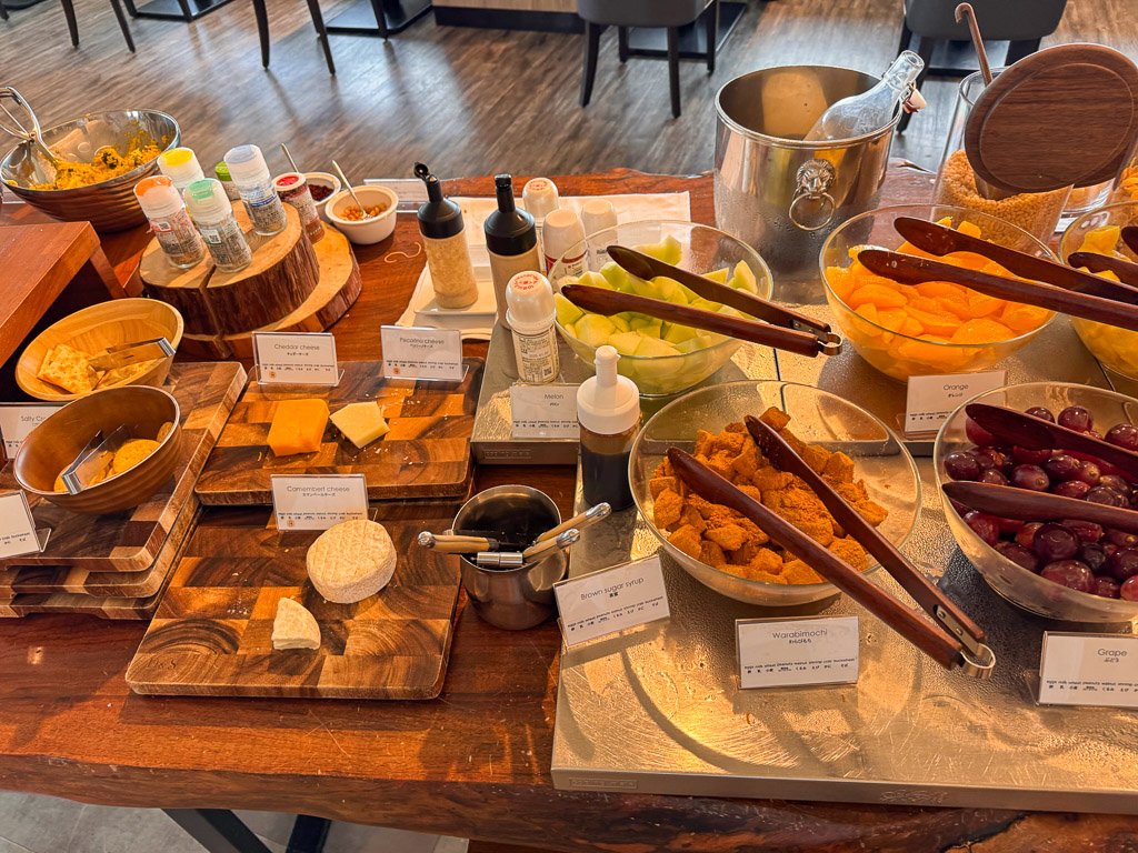 琵琶湖マリオット朝食ビュッフェのチーズとフルーツ