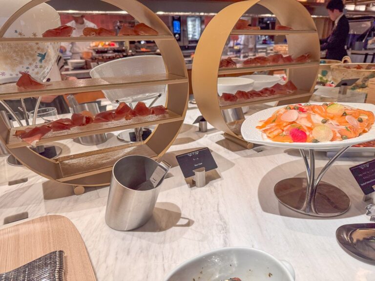THE-MOMENT GRILL & DININGの魚介と冷菜ビュッフェ