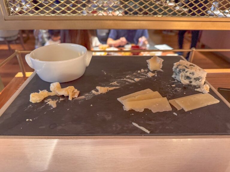 THE-MOMENT GRILL & DININGのチーズカウンター