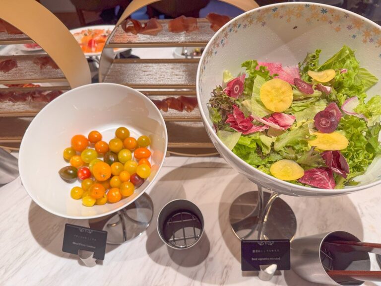THE-MOMENT GRILL & DININGのサラダとミニトマト