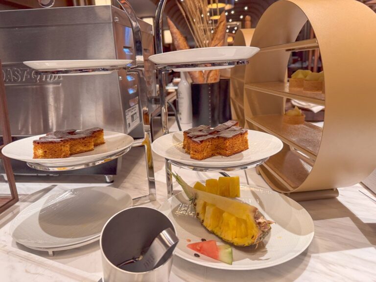 THE-MOMENT GRILL & DININGのフルーツと焼き菓子