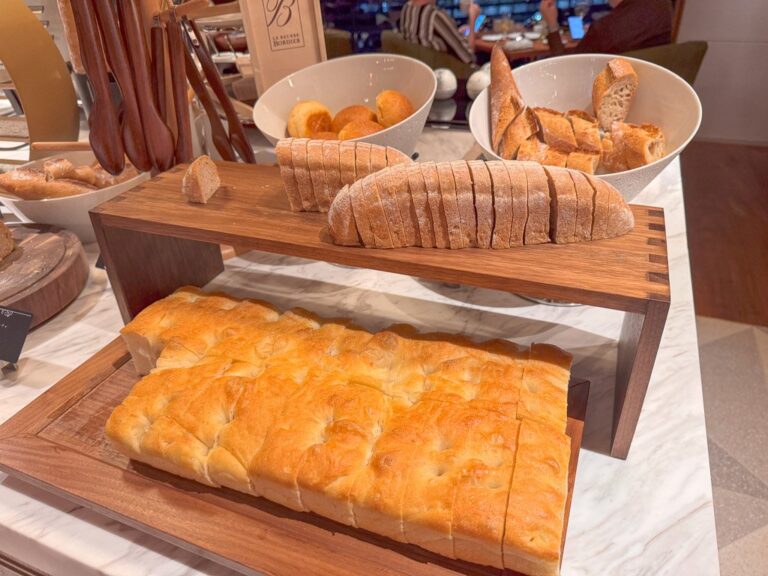 THE-MOMENT GRILL & DININGのパンとフォカッチャ