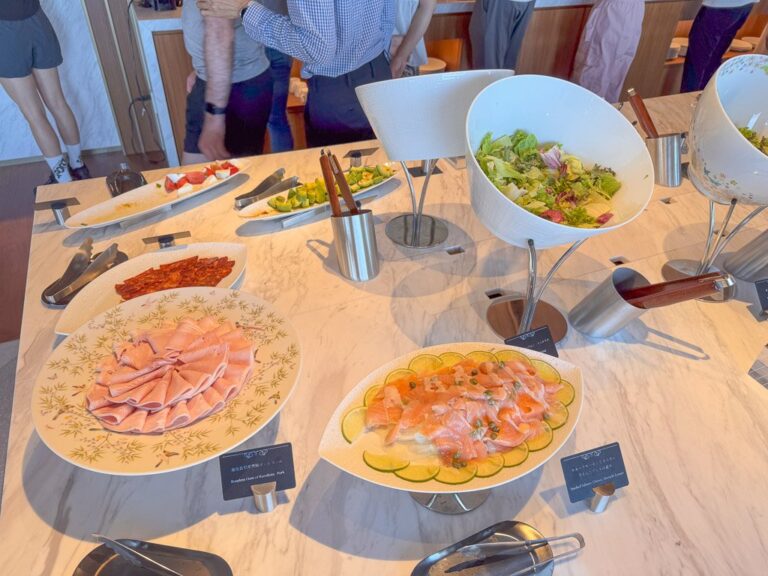 大阪ステーションホテル朝食ビュッフェのハムとサーモン
