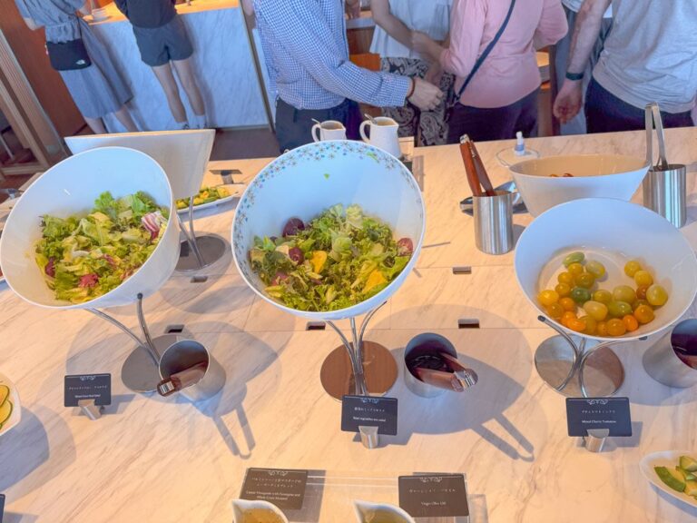 大阪ステーションホテル朝食ビュッフェのサラダとトマト