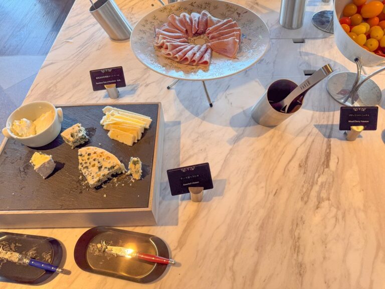 大阪ステーションホテル朝食ビュッフェのチーズとハム