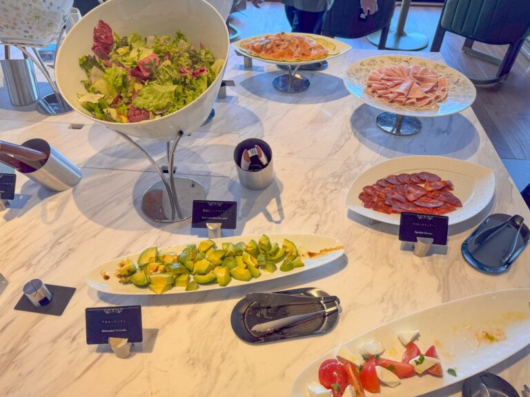 大阪ステーションホテル朝食ビュッフェのサラダとコールドカット