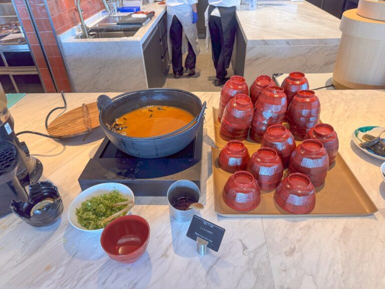 大阪ステーションホテル朝食ビュッフェの味噌汁と和食コーナー