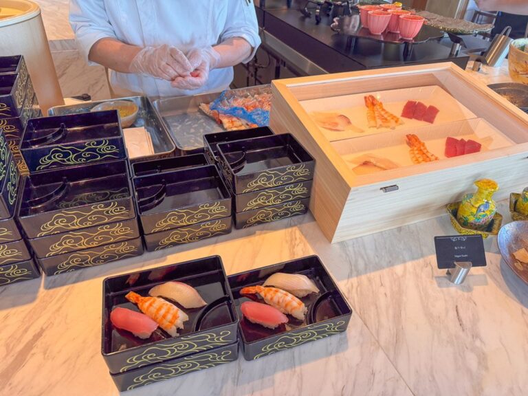 大阪ステーションホテル朝食ビュッフェの寿司と和食小箱