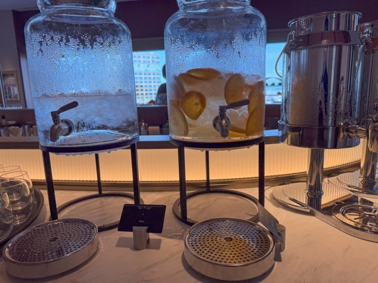 大阪ステーションホテル朝食ビュッフェの水とレモンウォーター