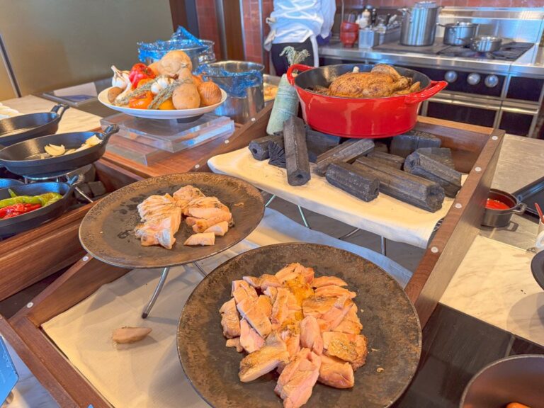 大阪ステーションホテル朝食ビュッフェのローストチキンと温菜