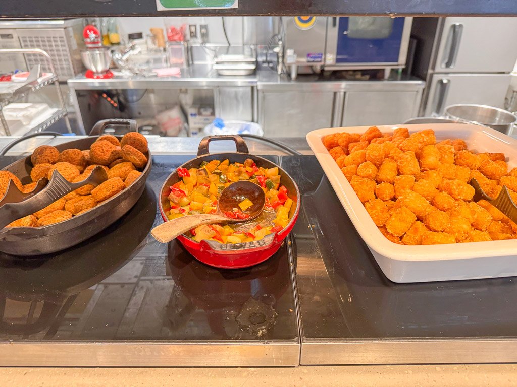 モクシー大阪新梅田の朝食揚げ物とラタトゥイユ