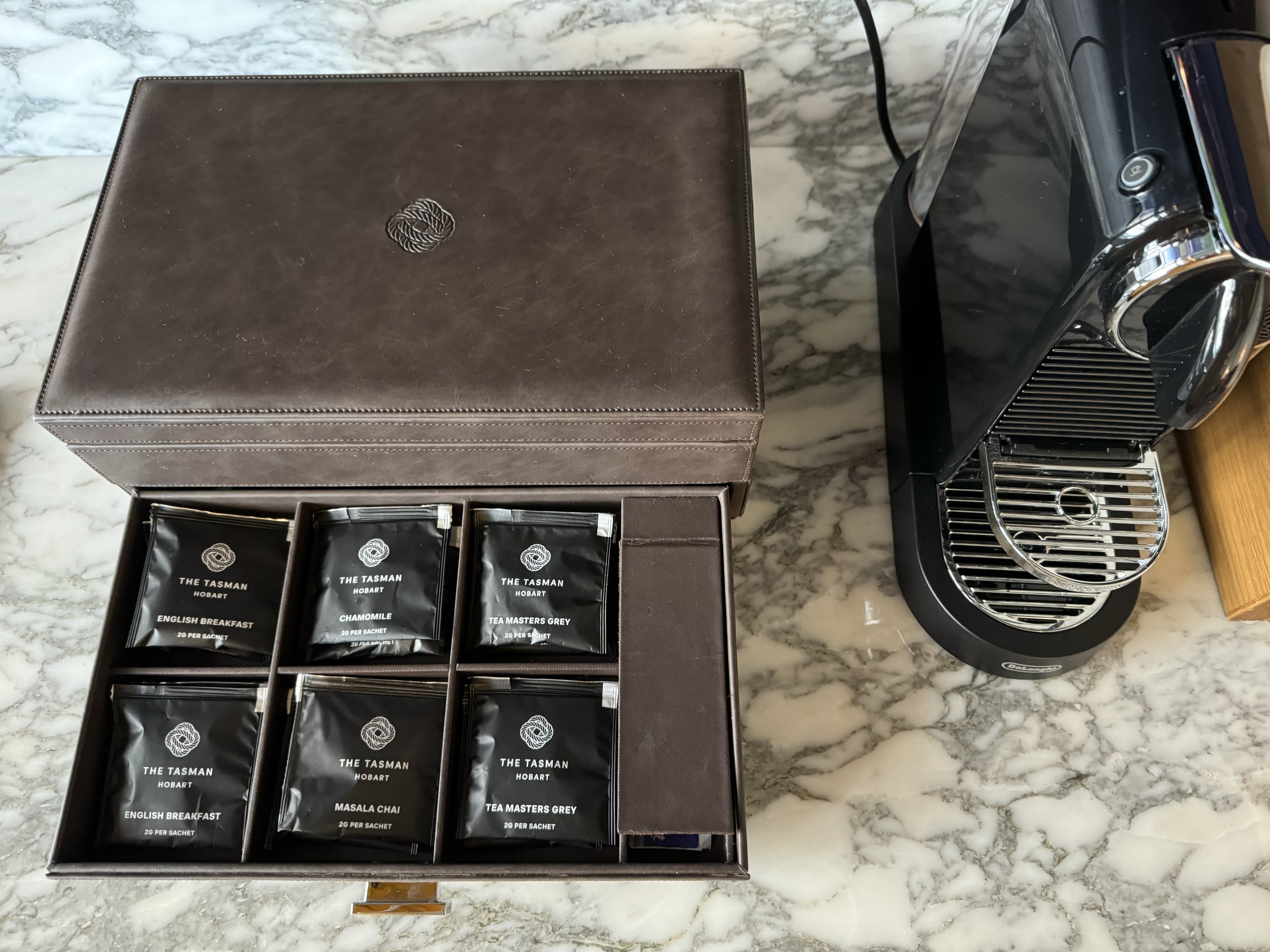 ザ・タスマン ホバート客室のコーヒーマシンと紅茶