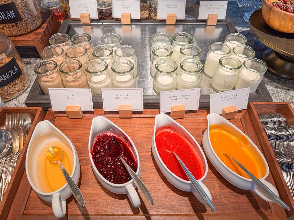 セントレジス大阪LA VEDUTA朝食ビュッフェのヨーグルト