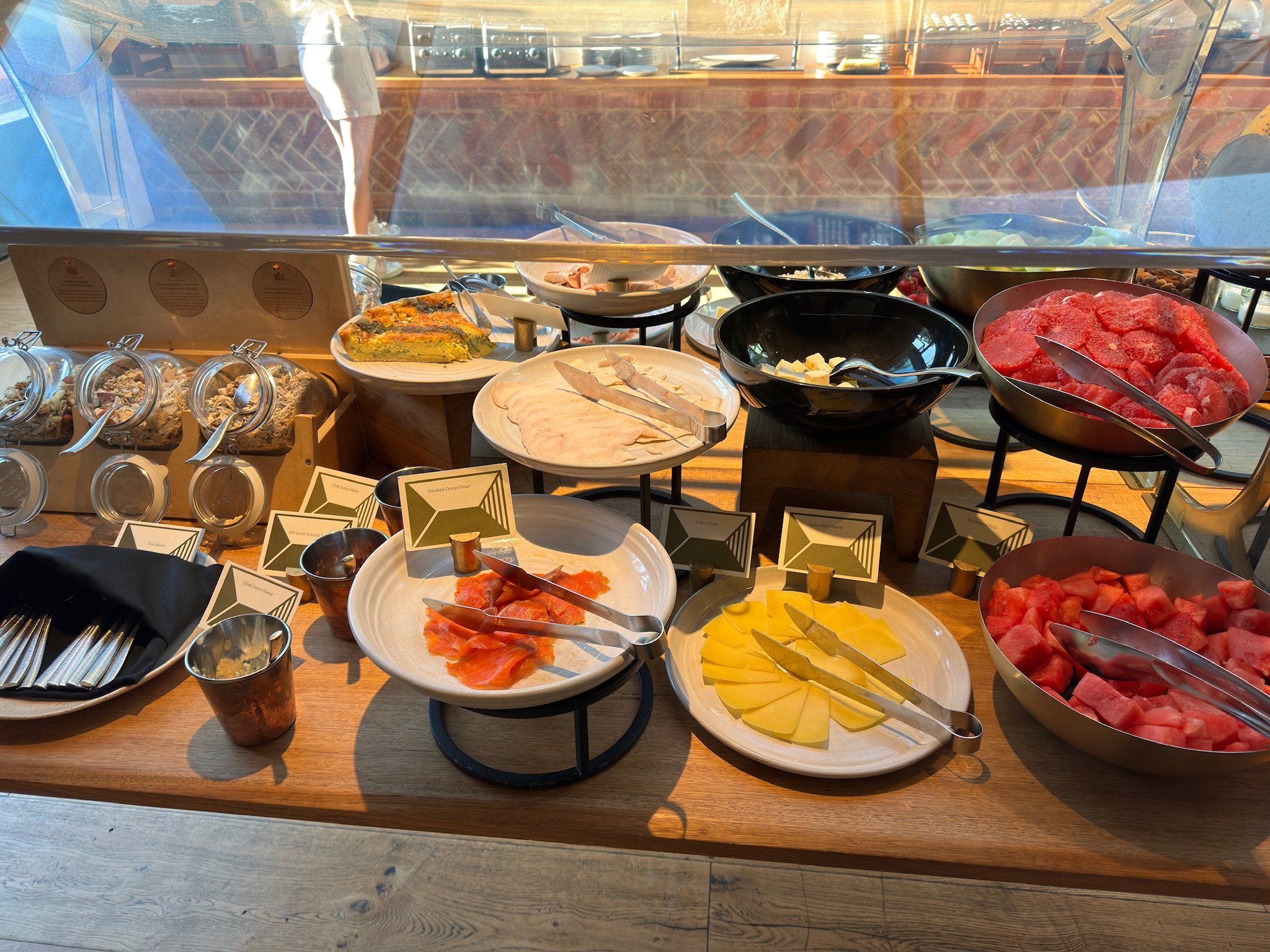 ザ・タスマン ホバート朝食ビュッフェのスモークサーモンとチーズ