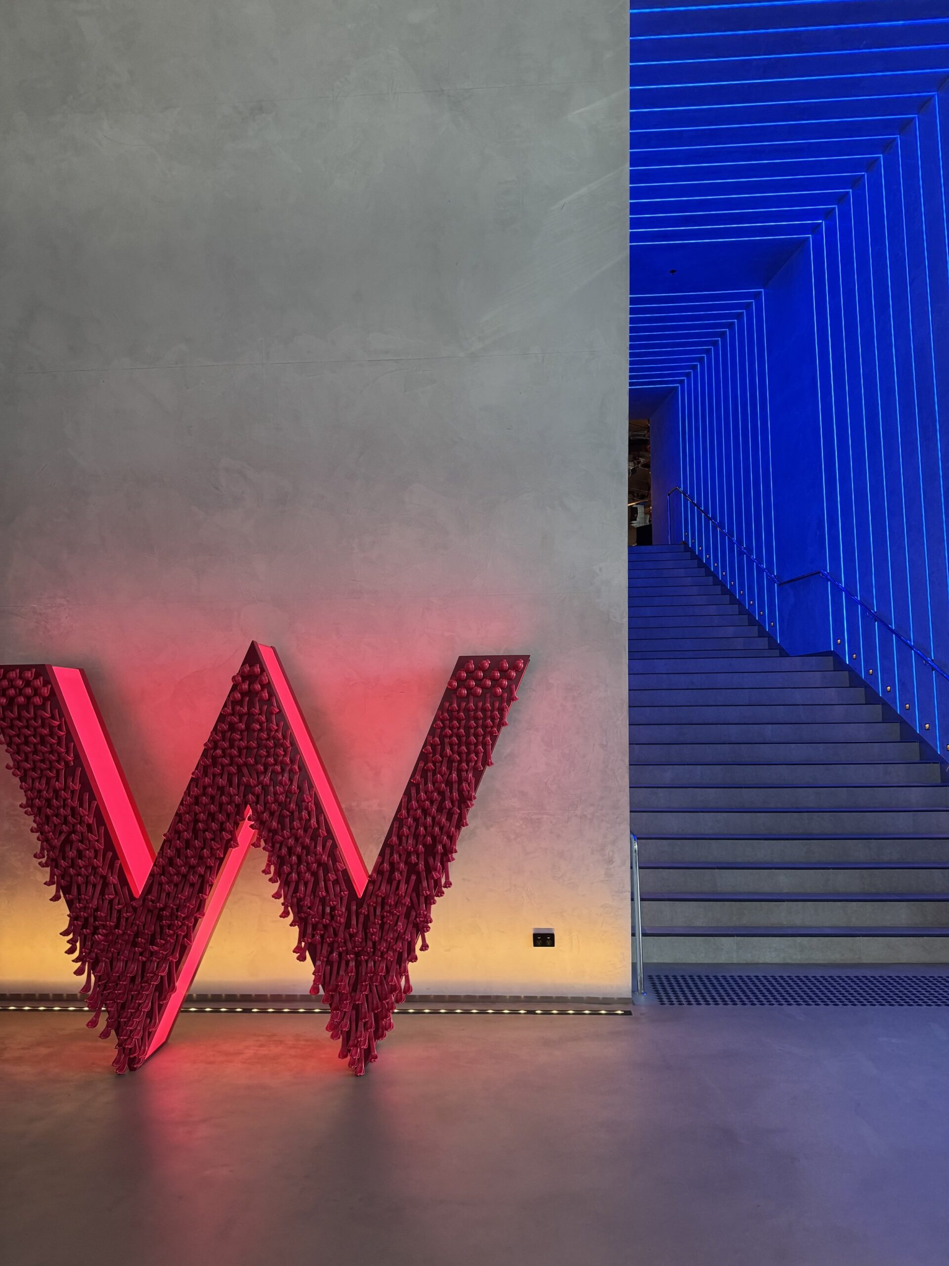  入り口に入るといつも通り「W」文字のオブジェがお出迎えしてくれます。各Wホテルによってデザインが違うのが毎回面白いですね！  重たい荷物を持っている場合は、ここで受付の人がお部屋まで運んでくれます。 