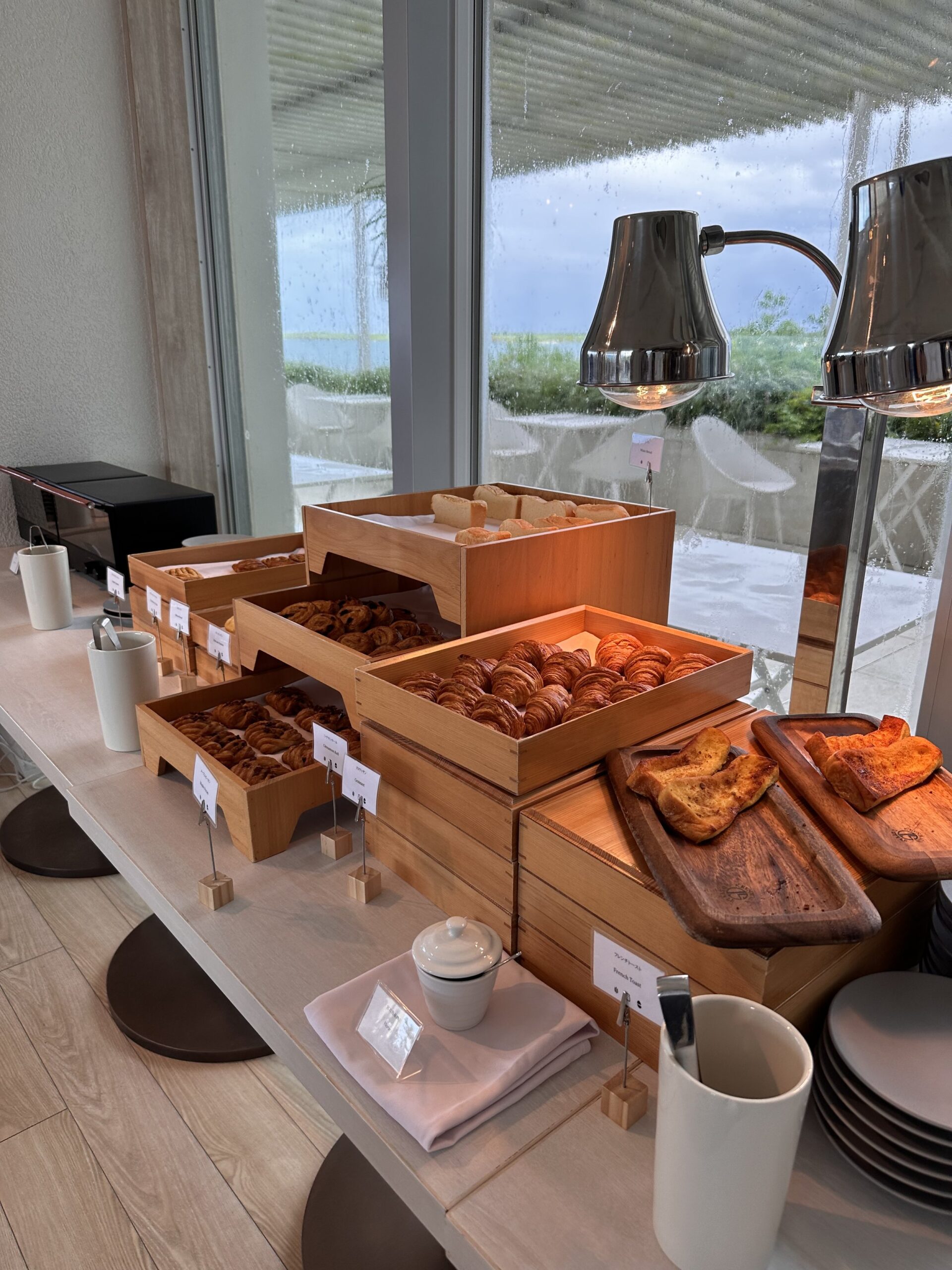  朝食ビュッフェのペストリーコーナー。 