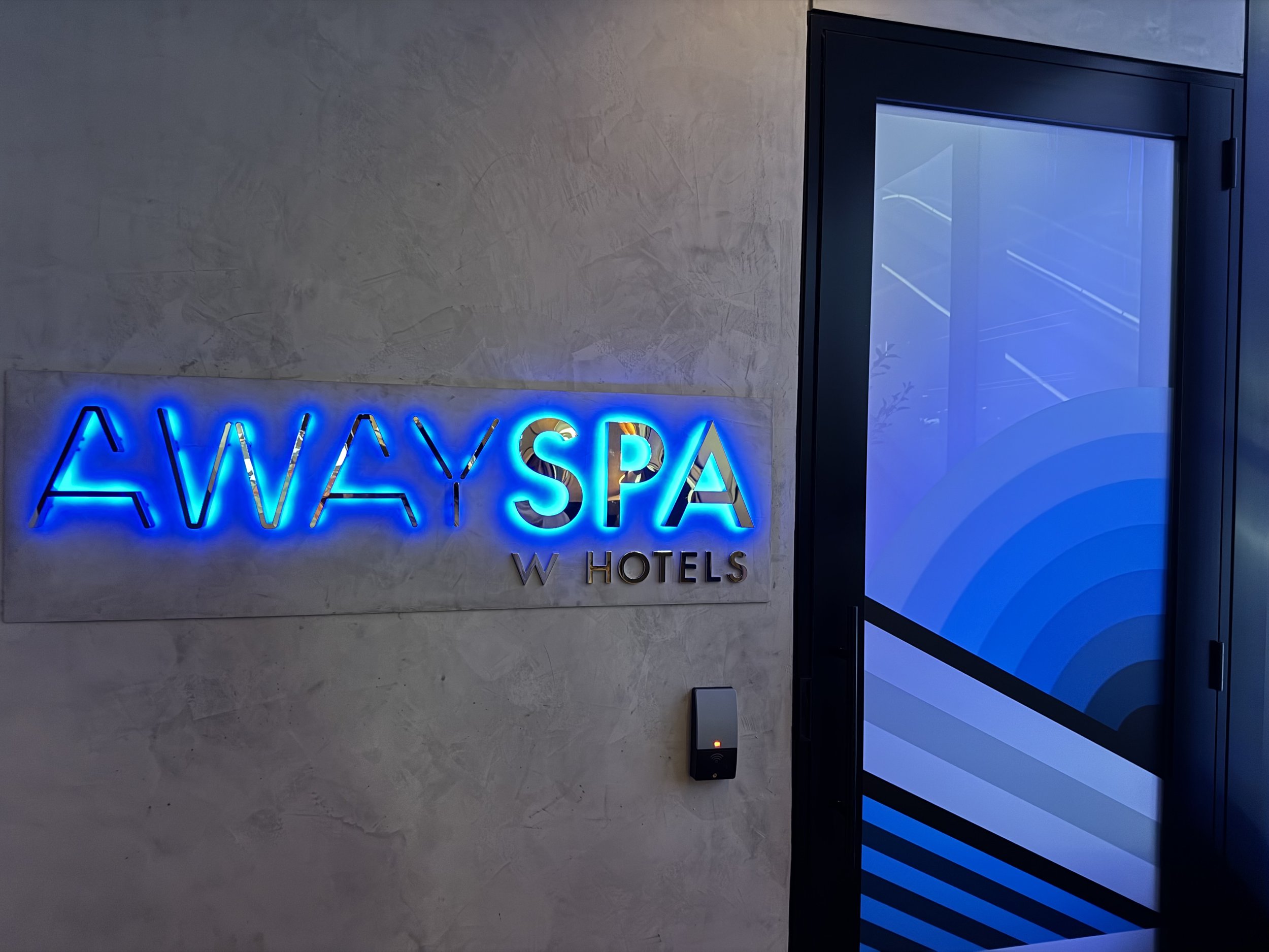 WシドニーのAWAY Spa入口サイン
