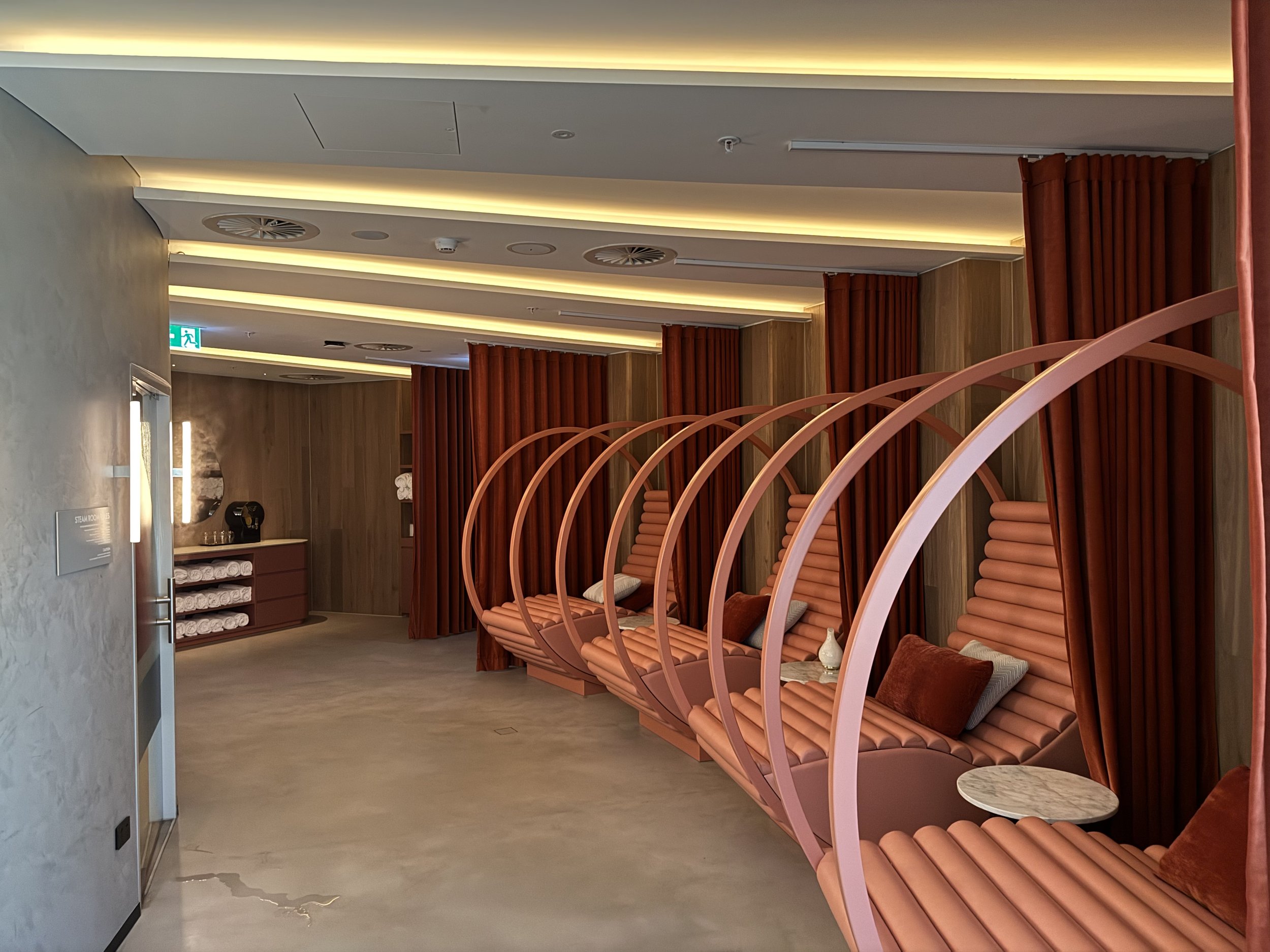  これがサウナの整い部屋です。オシャレすぎでしょ😎ドリンクも頂けます。 