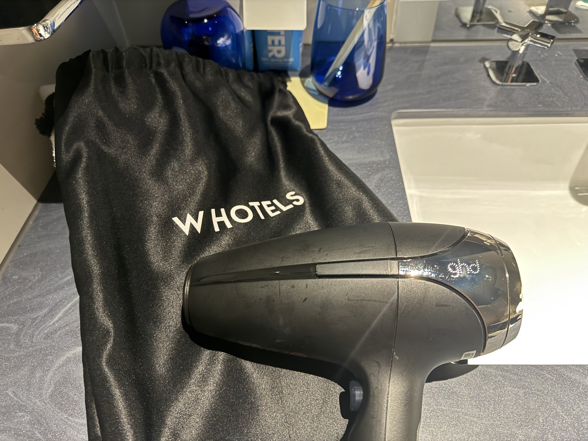  ドライヤーはGHDという高級ドライヤー。37000円ぐらいでした。 