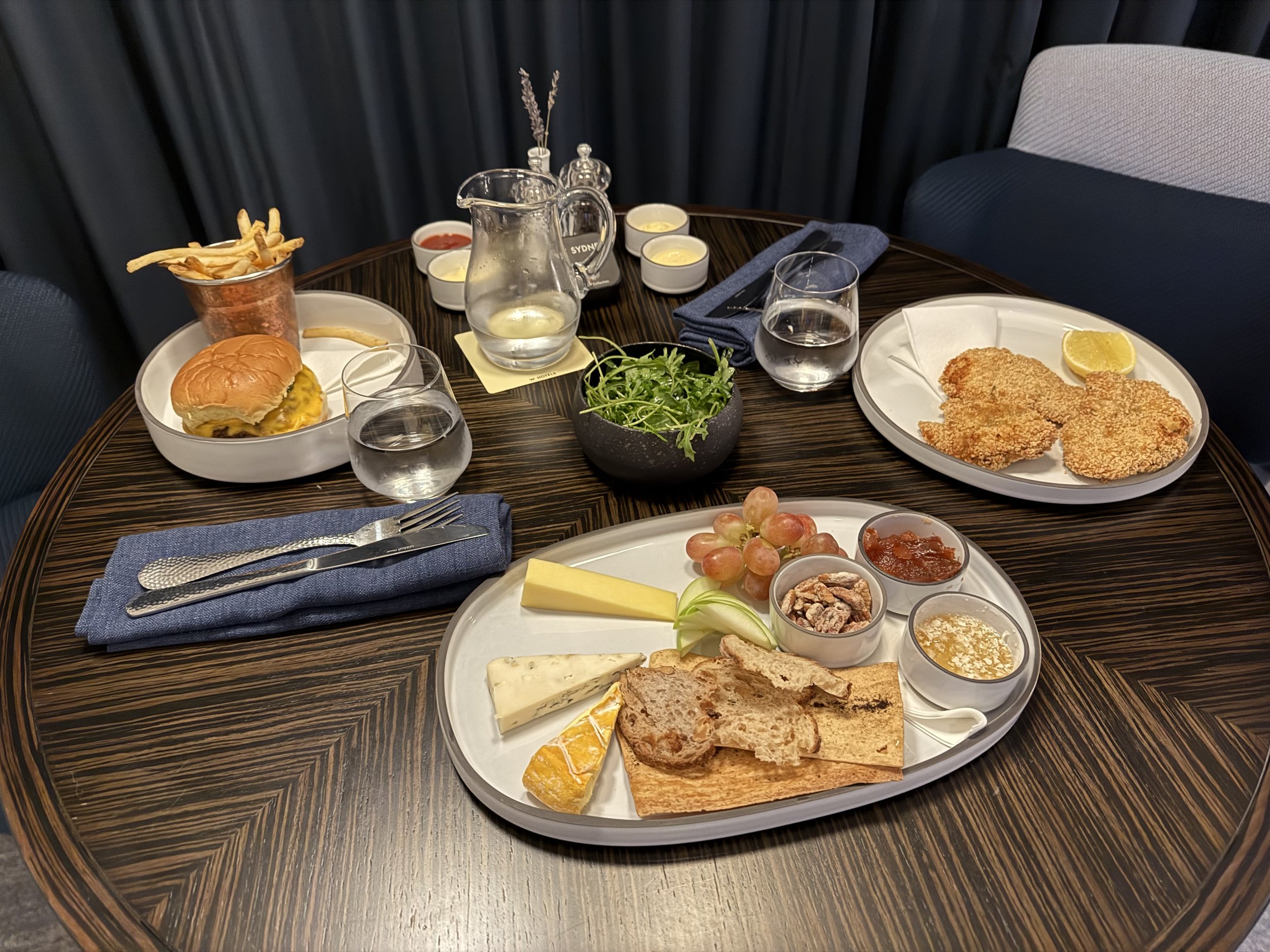  お部屋に戻ってインルームダイニングで和牛バーガー、チキンカツ、チーズの盛り合わせを注文しました。これだけで120ドルはいってた気がします。高い😰 どれも美味しかったです。 