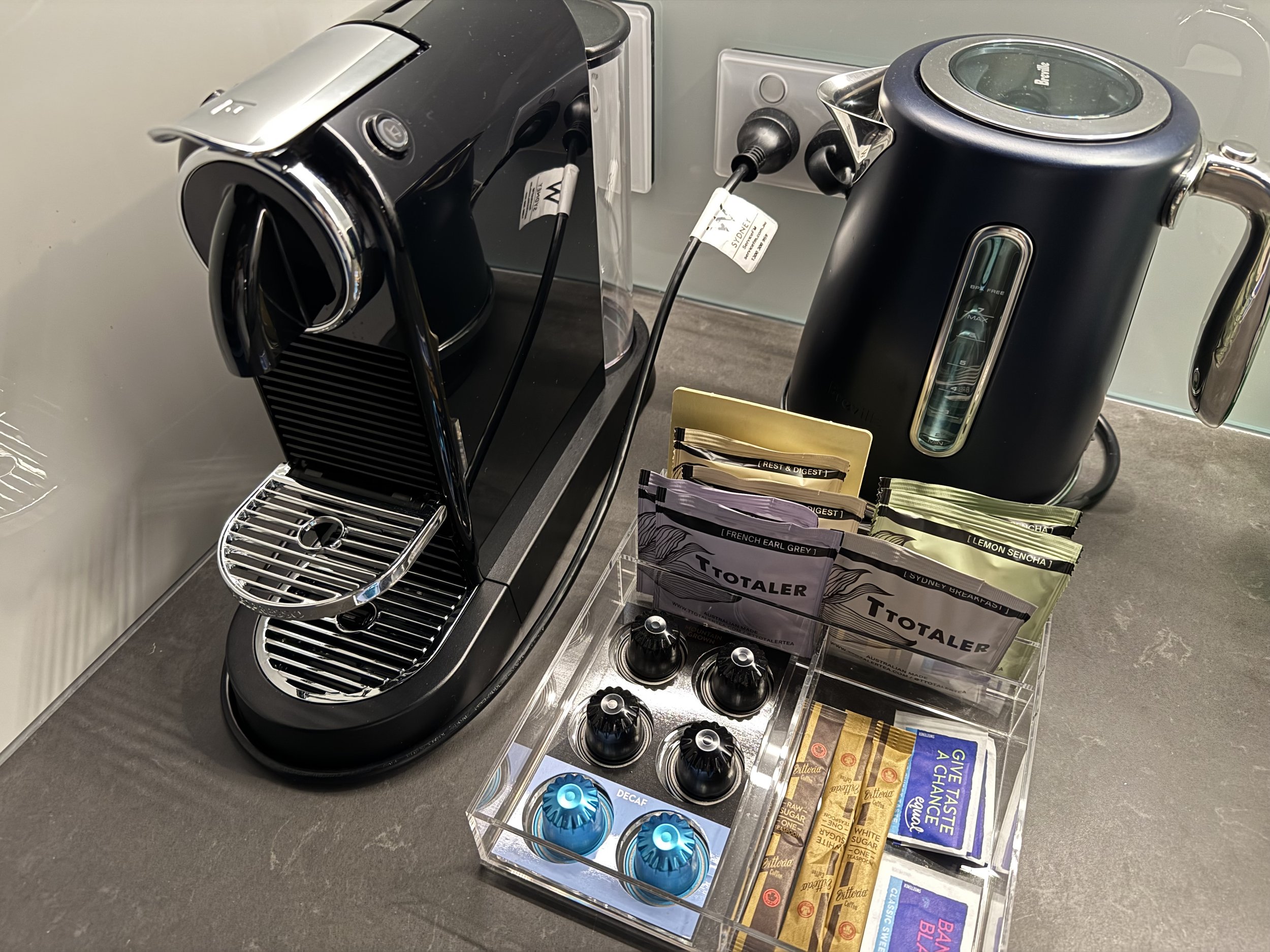Wシドニー客室のコーヒーマシンとミニバー