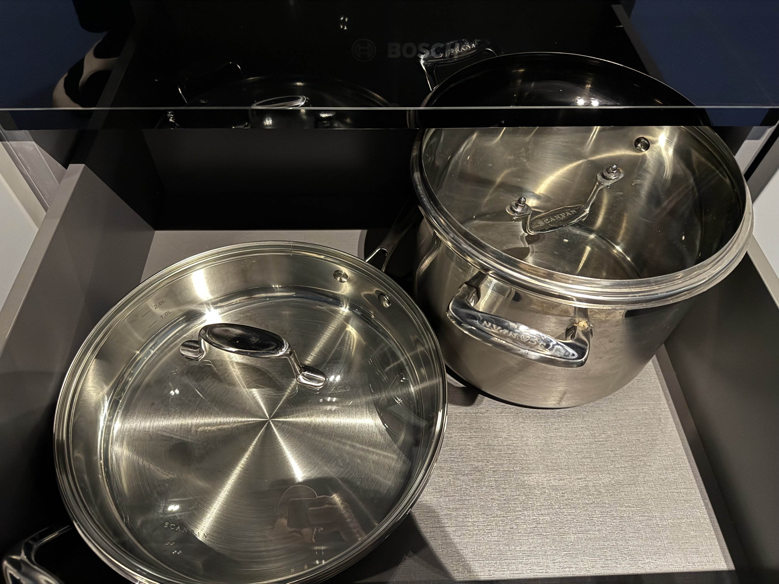 Wシドニー客室キッチンの鍋と調理器具