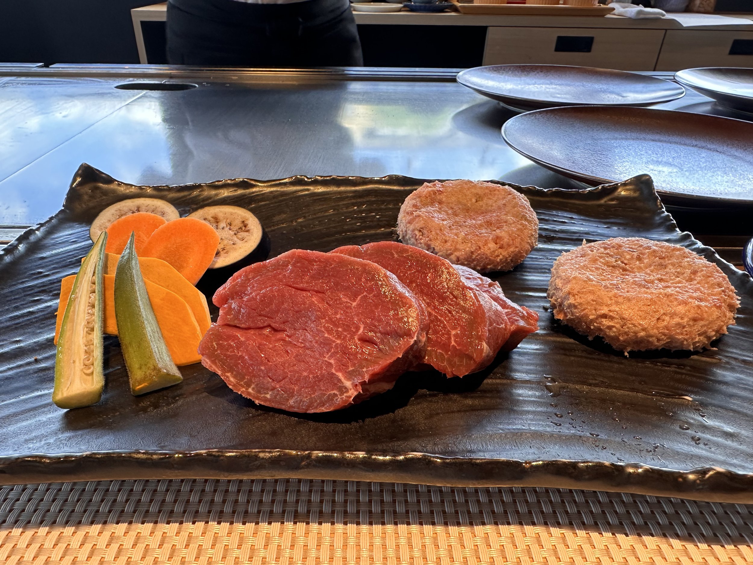  宮古牛鉄板焼のステーキ前の食材。 