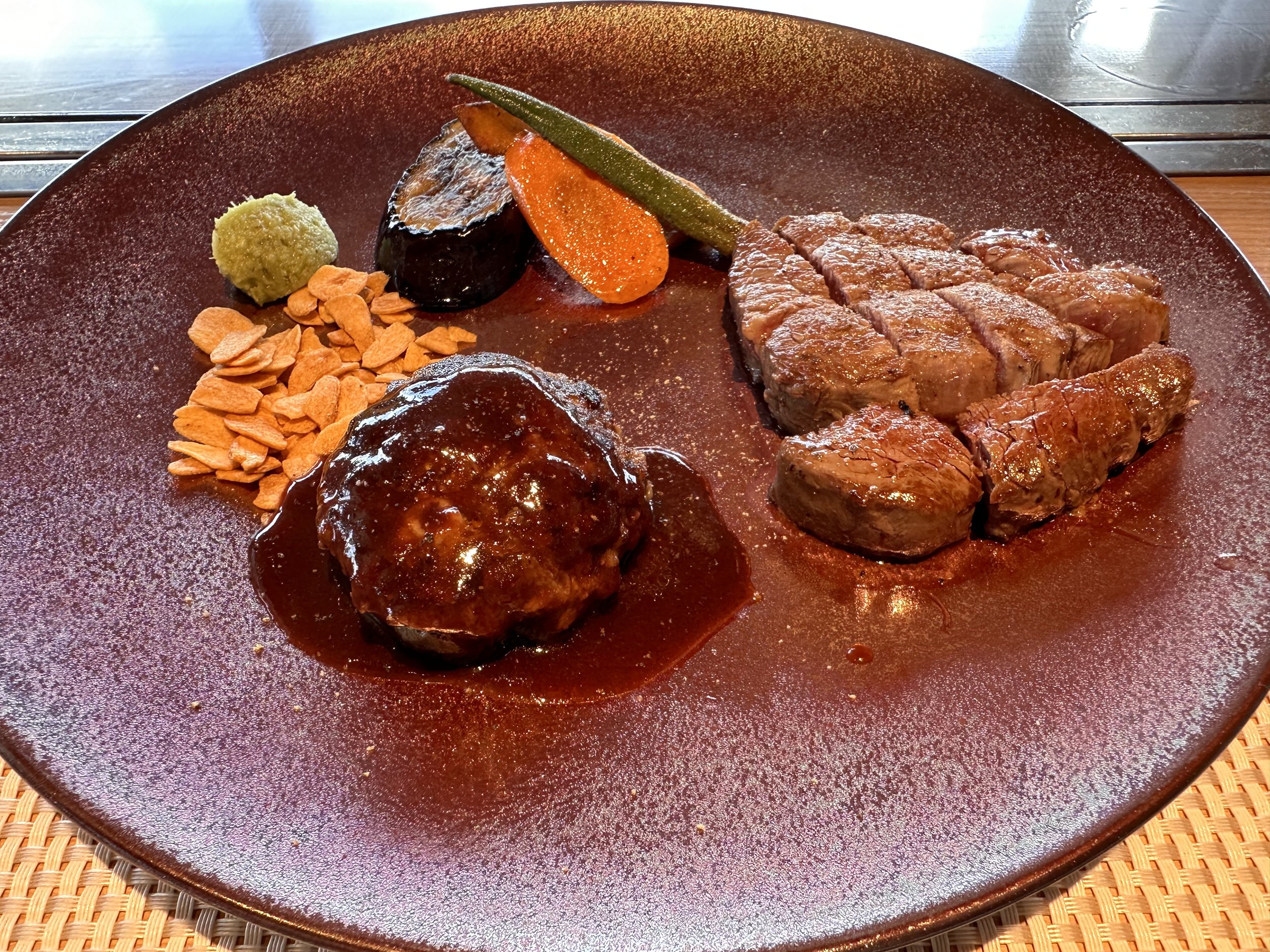  宮古牛鉄板焼のステーキとハンバーグ。 