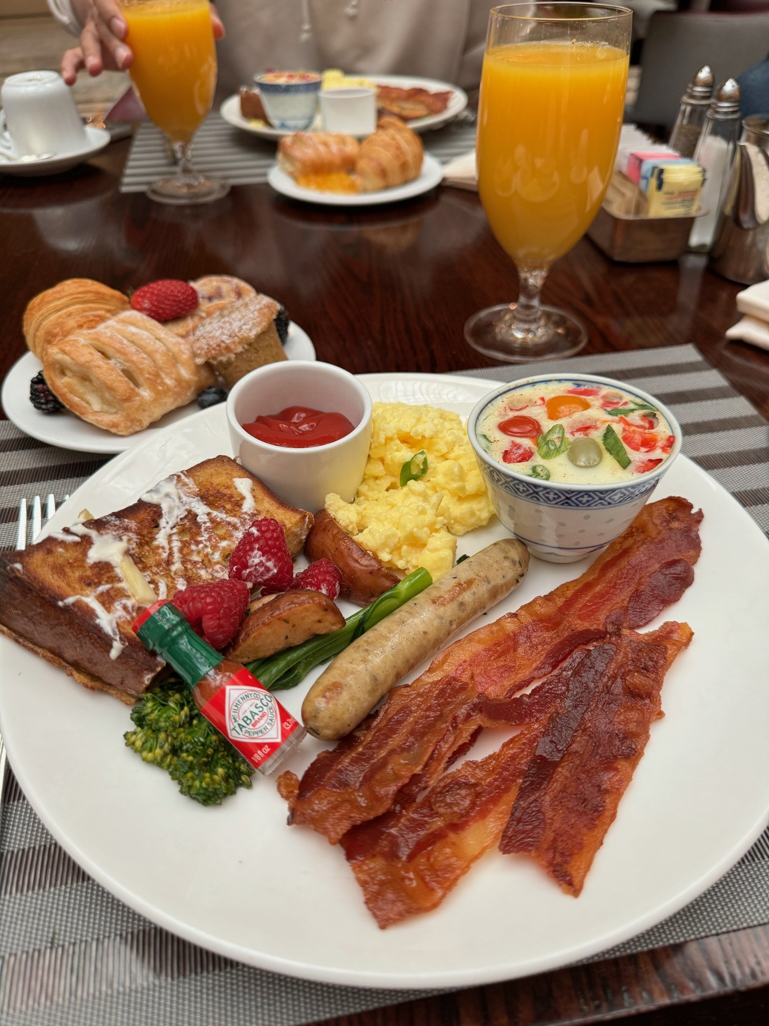  豪華な朝食ビュッフェが提供されるThe Garden Court。 
