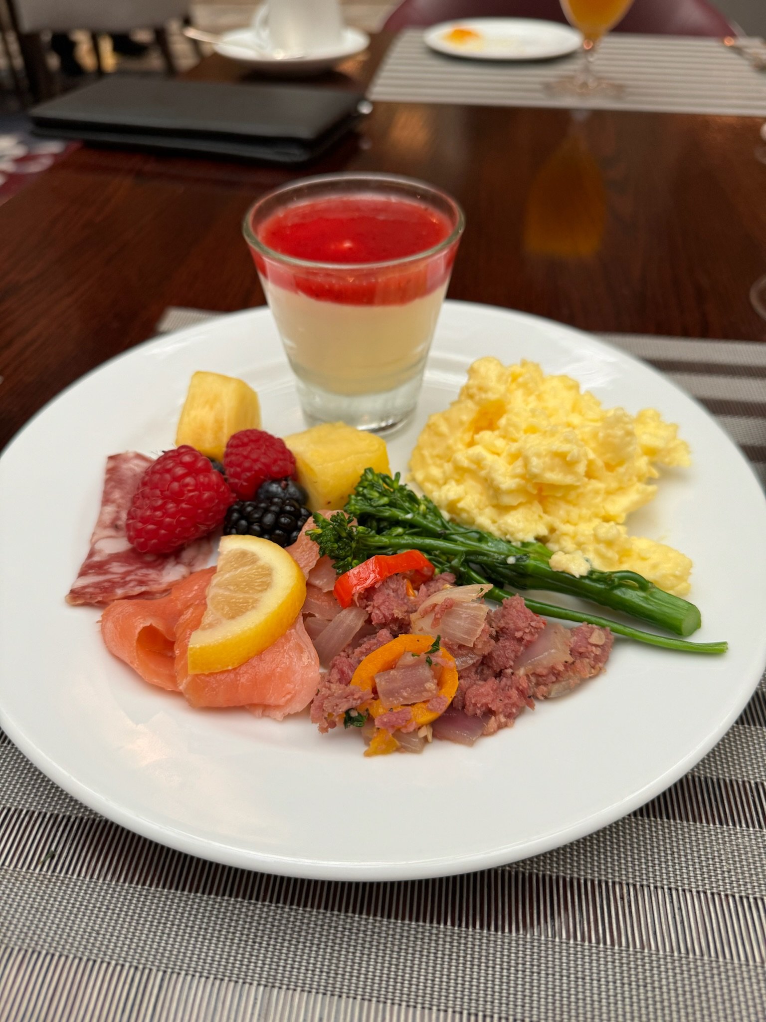  豪華な朝食ビュッフェが提供されるThe Garden Court。 