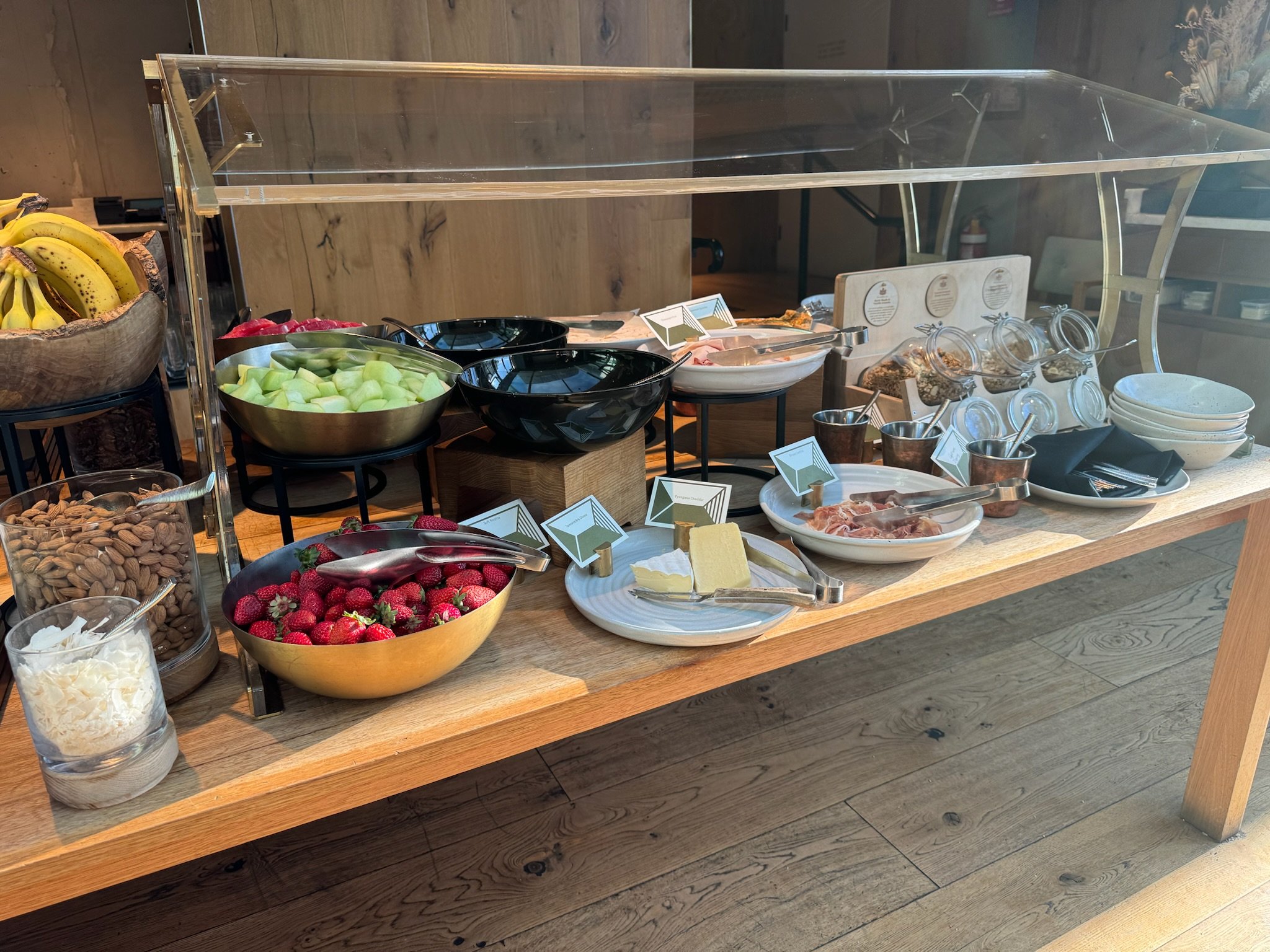 ザ・タスマン ホバート朝食ビュッフェのシリアルとチーズ