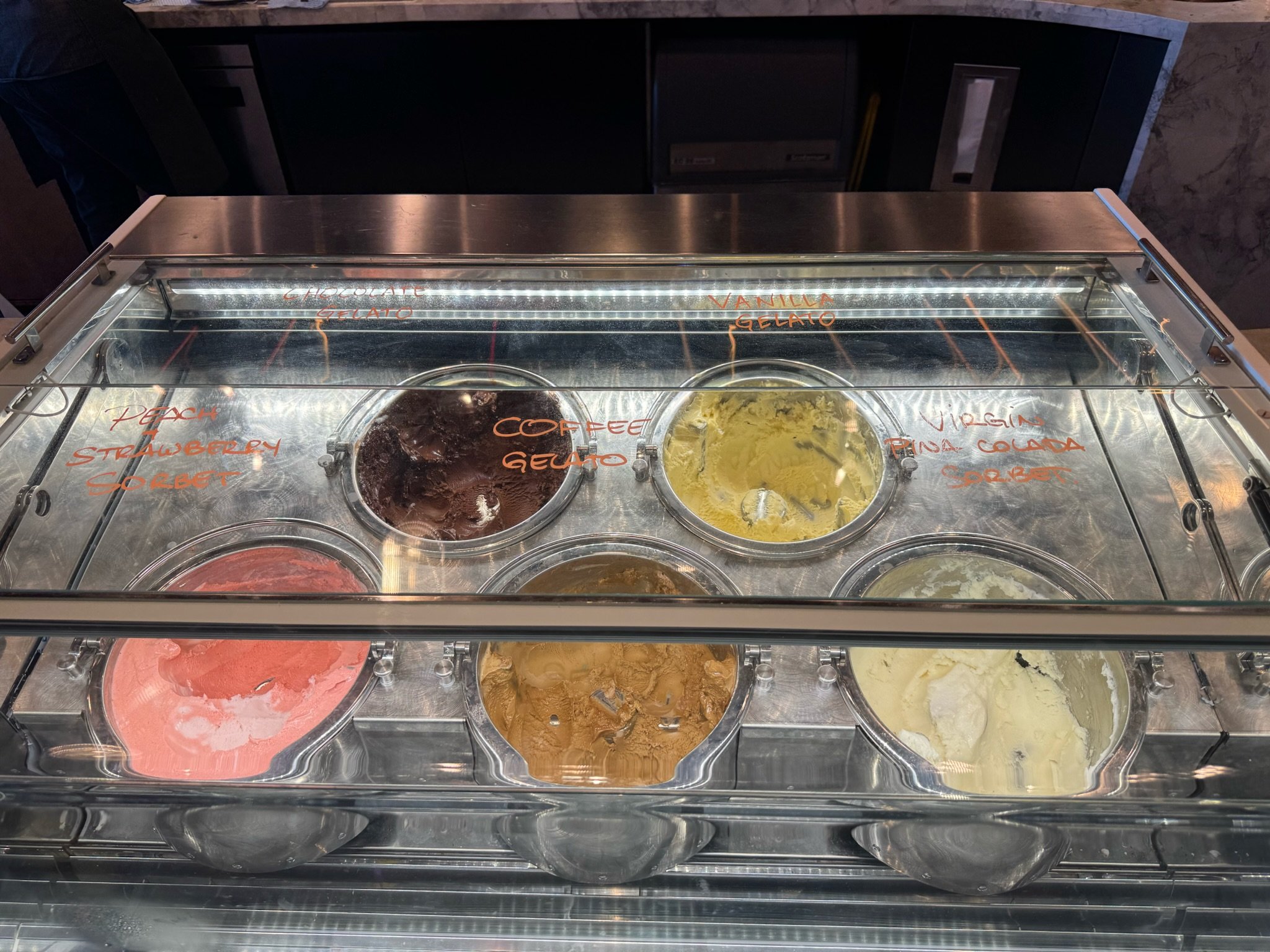 食後のデザート🍨バニラアイスと Virgin Pina Coladaというアイスを食べました。  朝から高級アイスクリーム食べれて最高です😃 