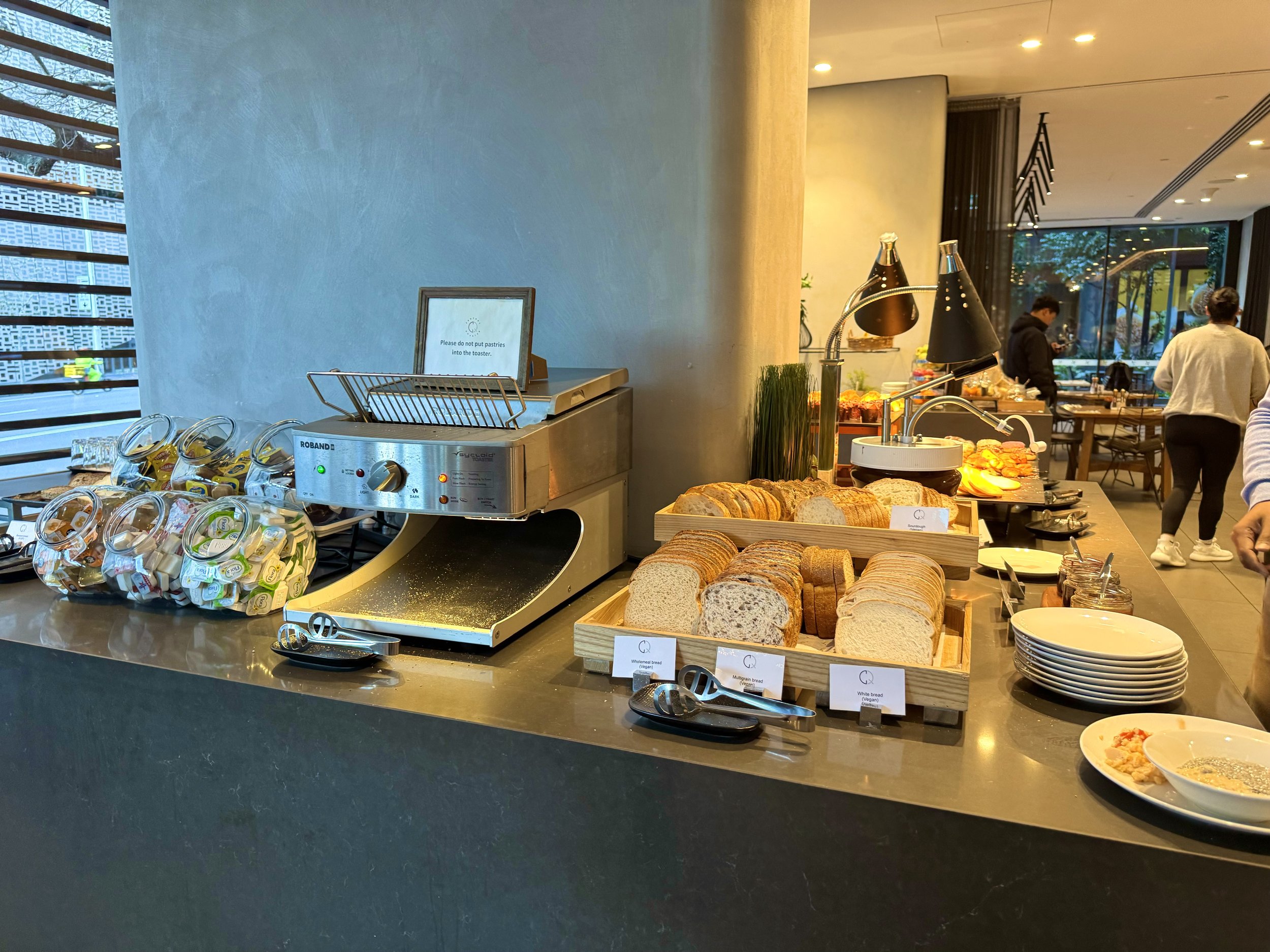 フォーポイントバイシェラトン・シドニー セントラルパーク朝食ビュッフェのパンコーナー