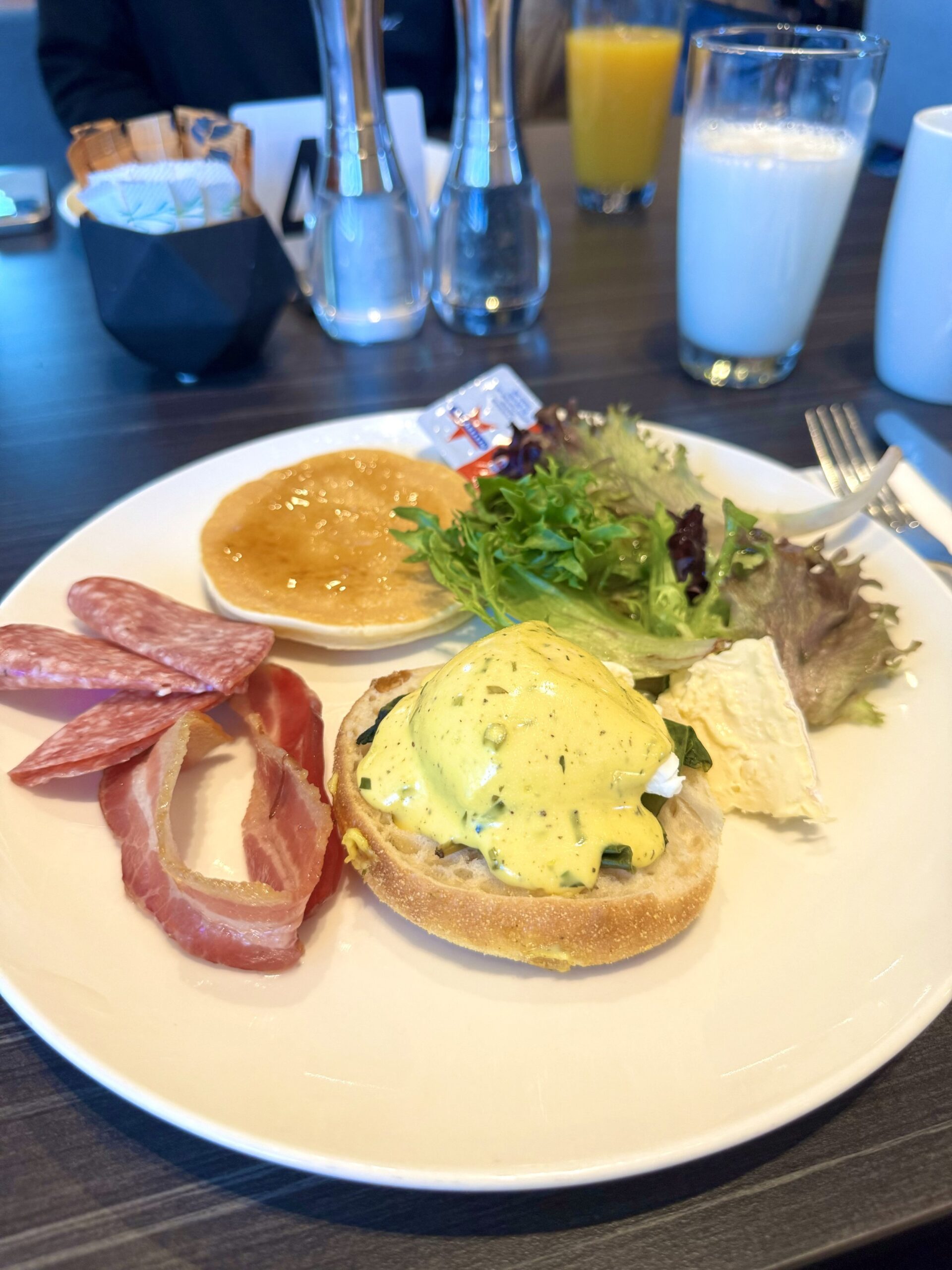 フォーポイントバイシェラトン・シドニー セントラルパーク朝食のエッグベネディクトとサラダ