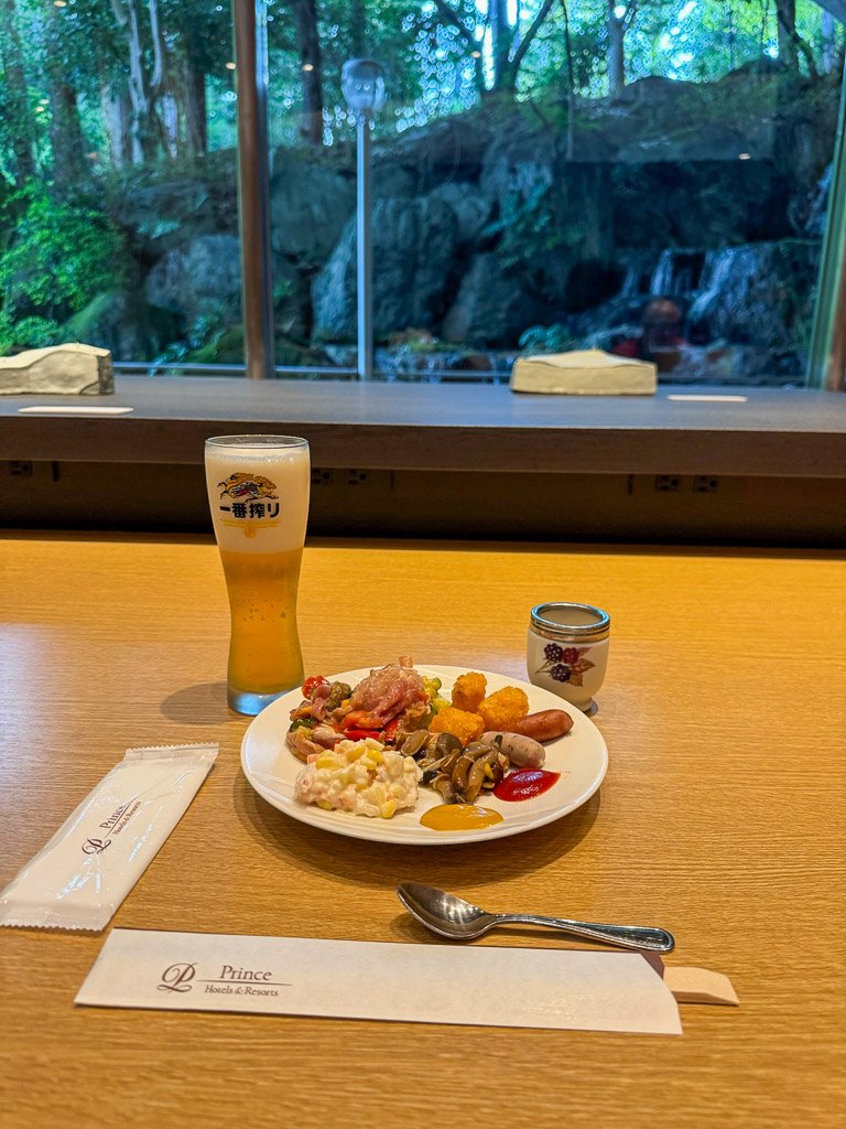  ラウンジで食べれる食事だけで、結構お腹いっぱいになります。暑い時にビールは最高ですね🍺 