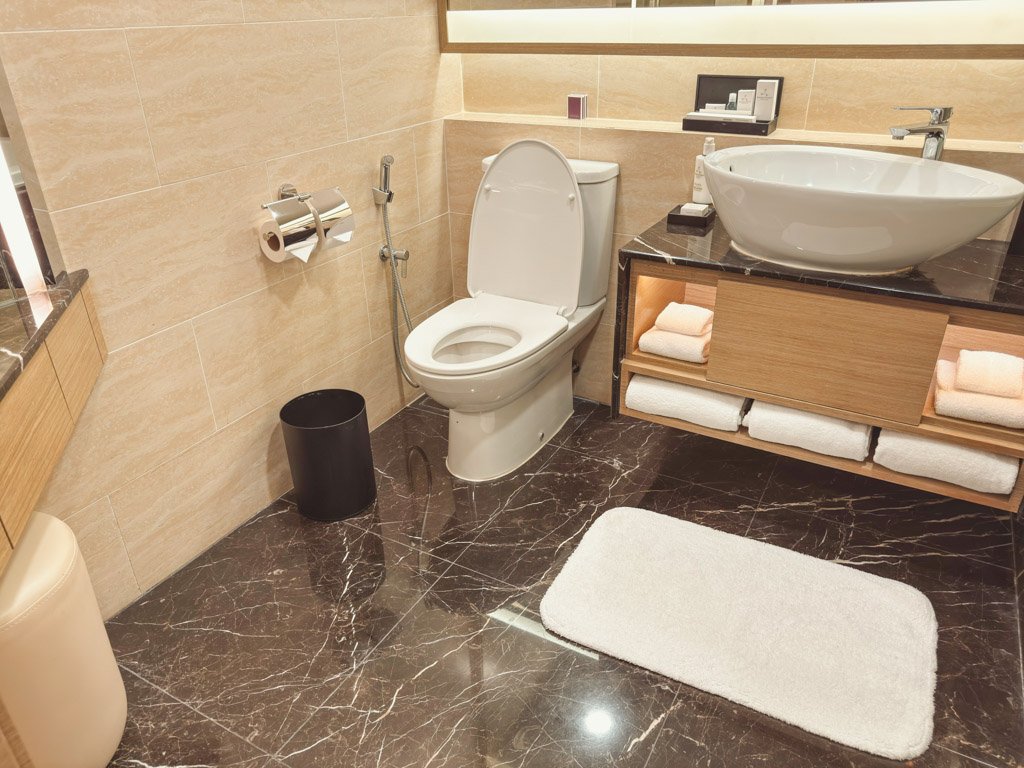 JWマリオット・クアラルンプールのトイレと洗面台