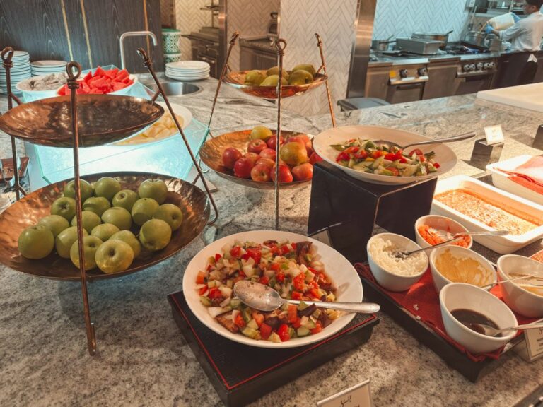 JWマリオット・クアラルンプール朝食ビュッフェのフルーツとサラダ