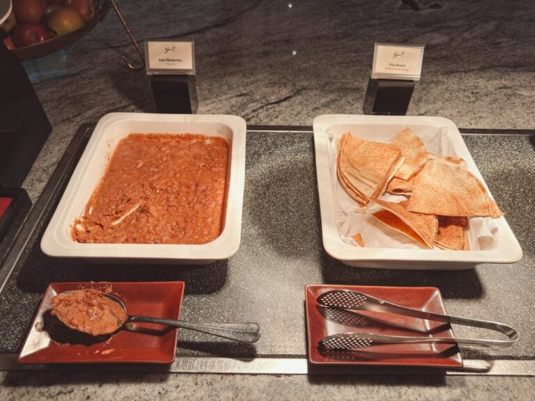 JWマリオット・クアラルンプール朝食ビュッフェのカレーとパン