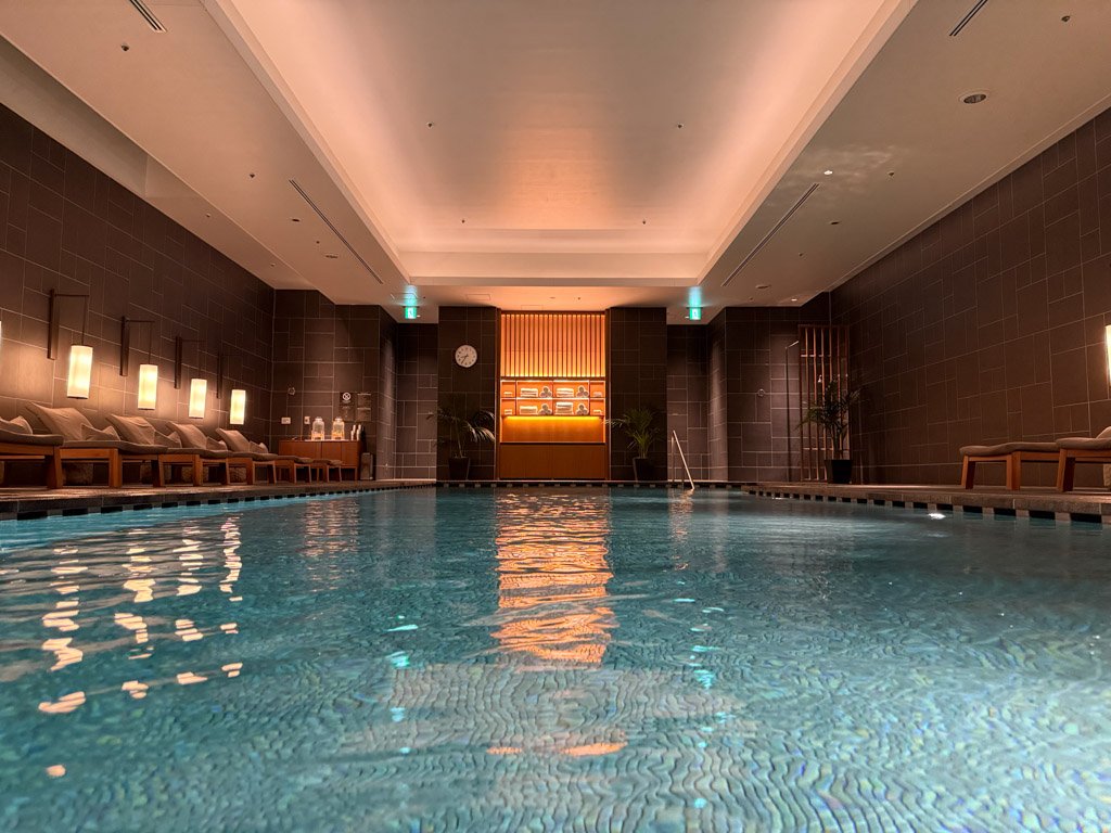 JWマリオット奈良5階の屋内プールとラウンジャー
