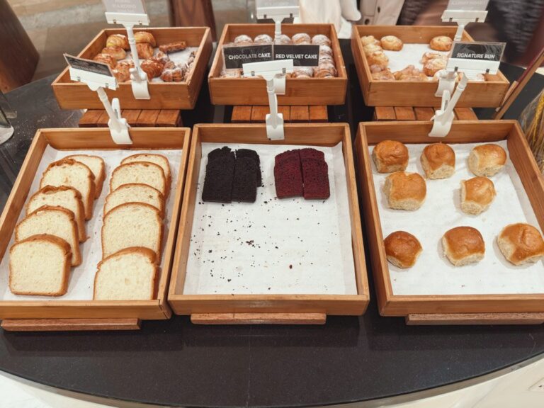 ルメリディアン・クアラルンプール朝食ビュッフェのパンと焼き菓子