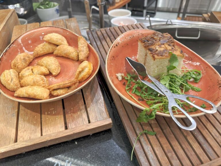 ルメリディアン・クアラルンプールのラウンジ麺料理とスープ