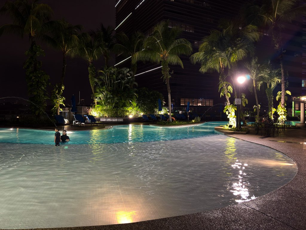 ルメリディアン・クアラルンプールの夜の屋外プール