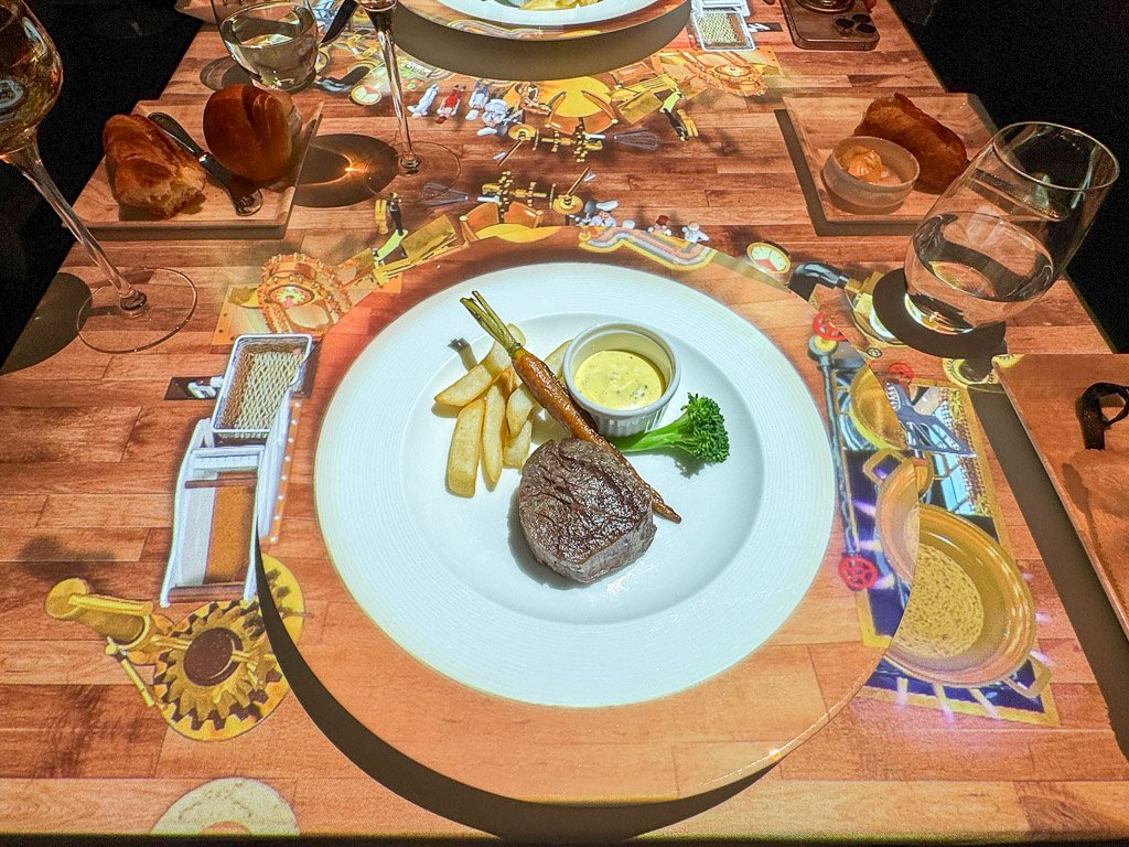  小さなシェフがテーブルの上で調理を披露し、アニメーションの料理が完成した瞬間に実際のお料理が登場します。  A tiny chef performs a cooking show right on your table, and as soon as the animated dish is completed, the real meal arrives. 