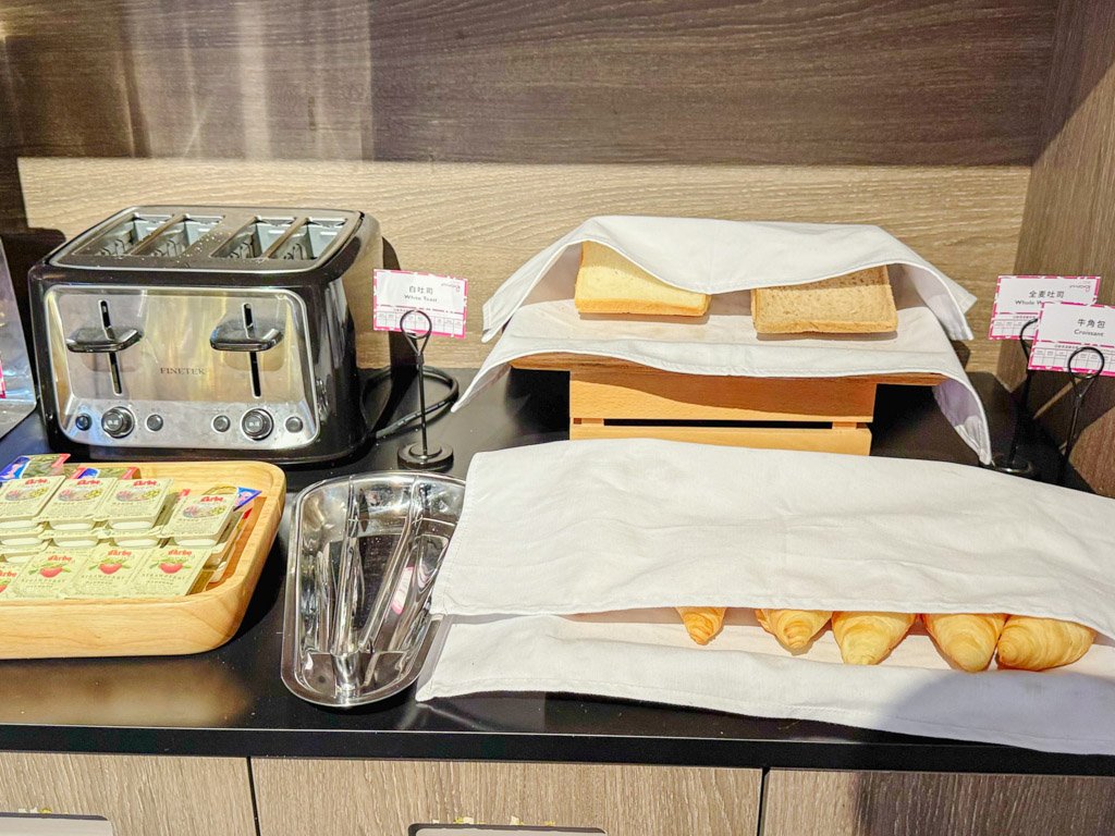モクシー蘇州シティセンター朝食ビュッフェのパンとトースター