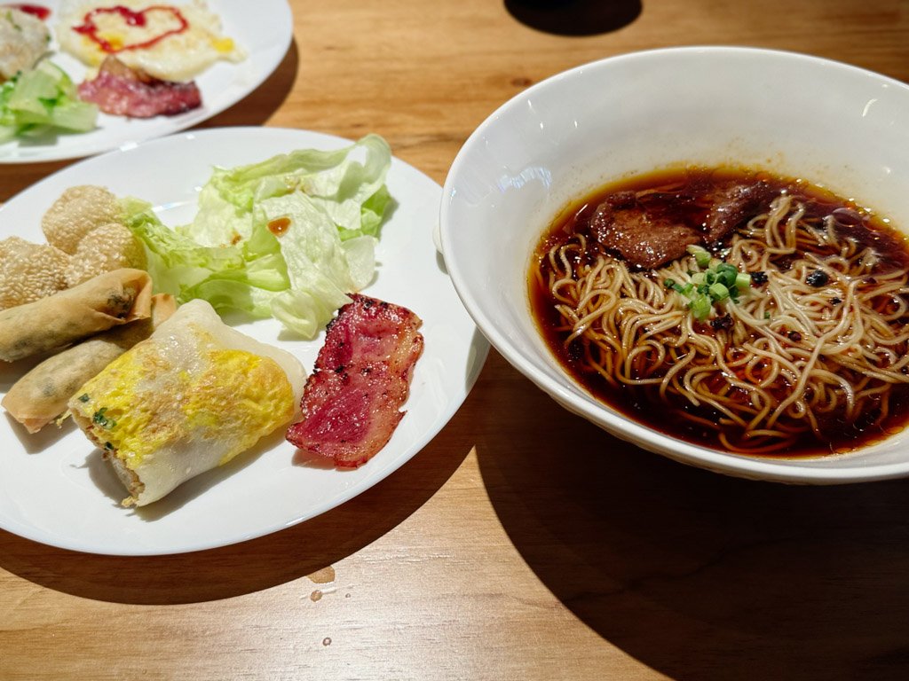 モクシー蘇州シティセンターの朝食プレートと麺料理