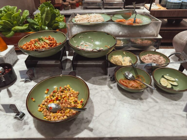 パームガーデンホテル朝食ビュッフェのサラダと温菜