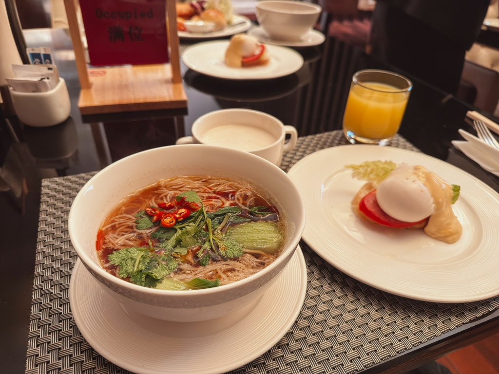 ルネッサンス上海普陀ホテルCafe BLDの朝食麺料理
